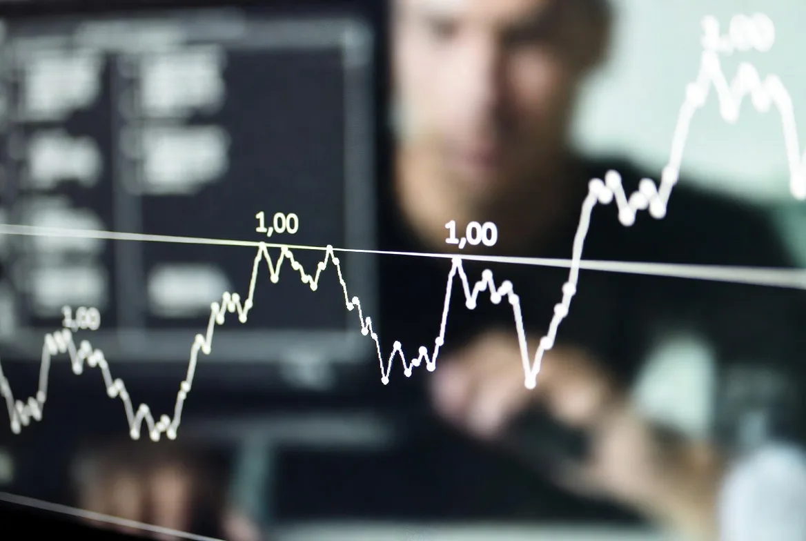 stablecoin price returning to peg level after fluctuation