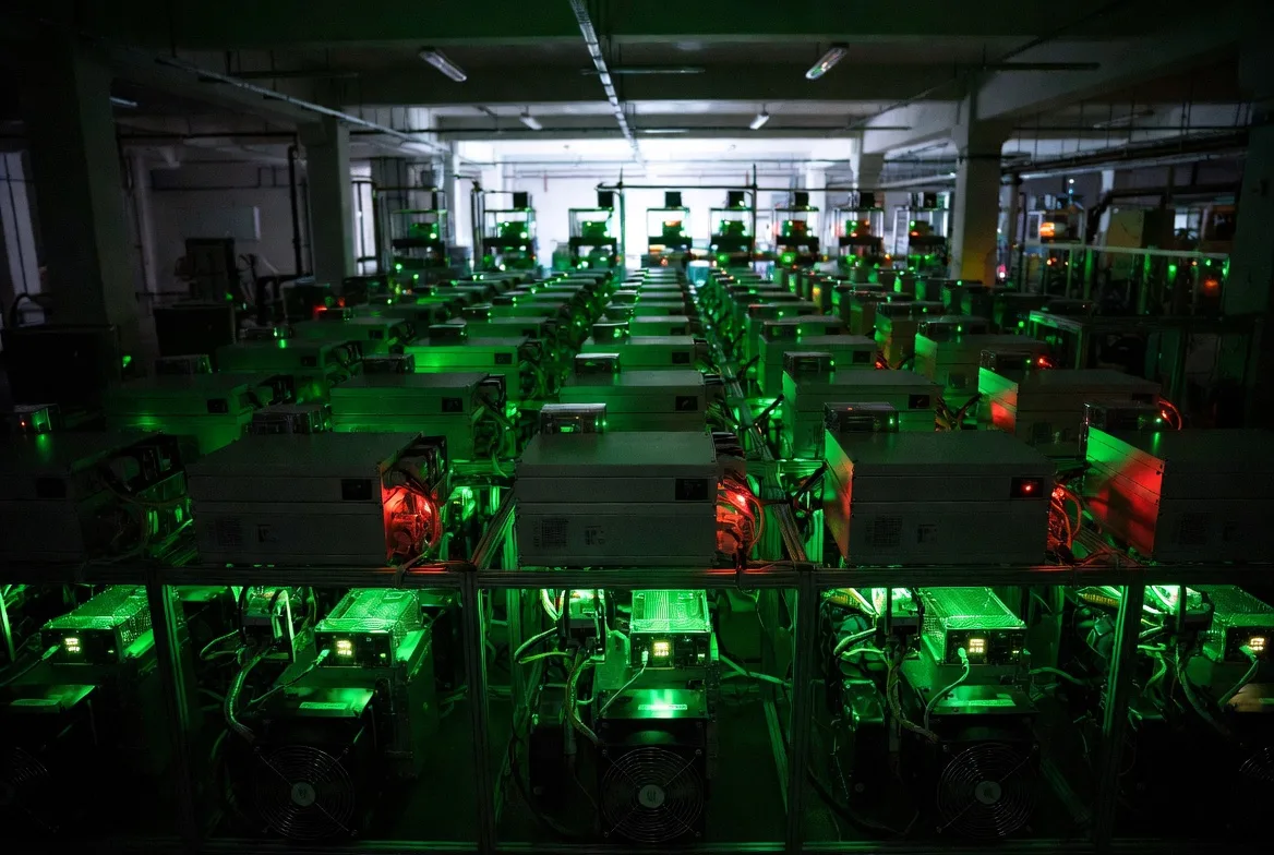 bitcoin mining farm with ASIC machines in data center